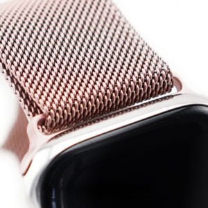zoom sur le bracelet milanais Apple Watch couleur rose or