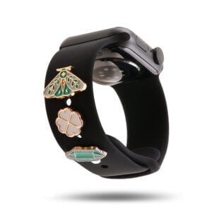 bijoux pour bracelets Apple Watch colorés sur un bracelet sport noir